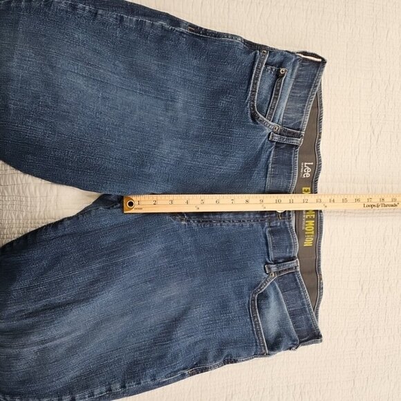 Lee Jeans Men's 42x30 Extreme Motion Tapered Leg Medium Wash Straight Fit EUC - Picture 6 of 16